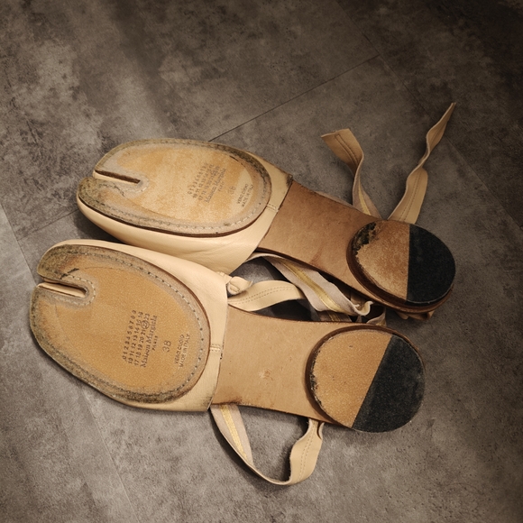 Maison Martin Margiela Women's Cream Tabi Shoes - Picture 3 of 4